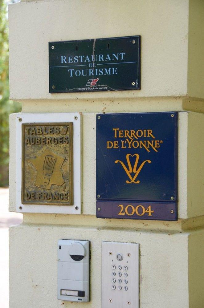 Hotel Restaurant Le Rive Gauche Joigny Exterior photo